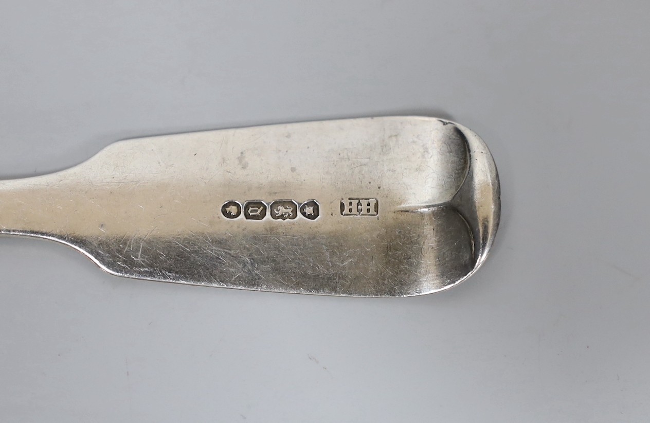 Four assorted items of silver flatware, a sterling serving spoon and a George V silver shoe horn (lacking ring), 10.6oz.